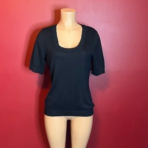 Free second-hand black sweater with the purchase of one of our bundles.